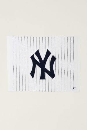 CozyChic® New York Yankees™ Throw